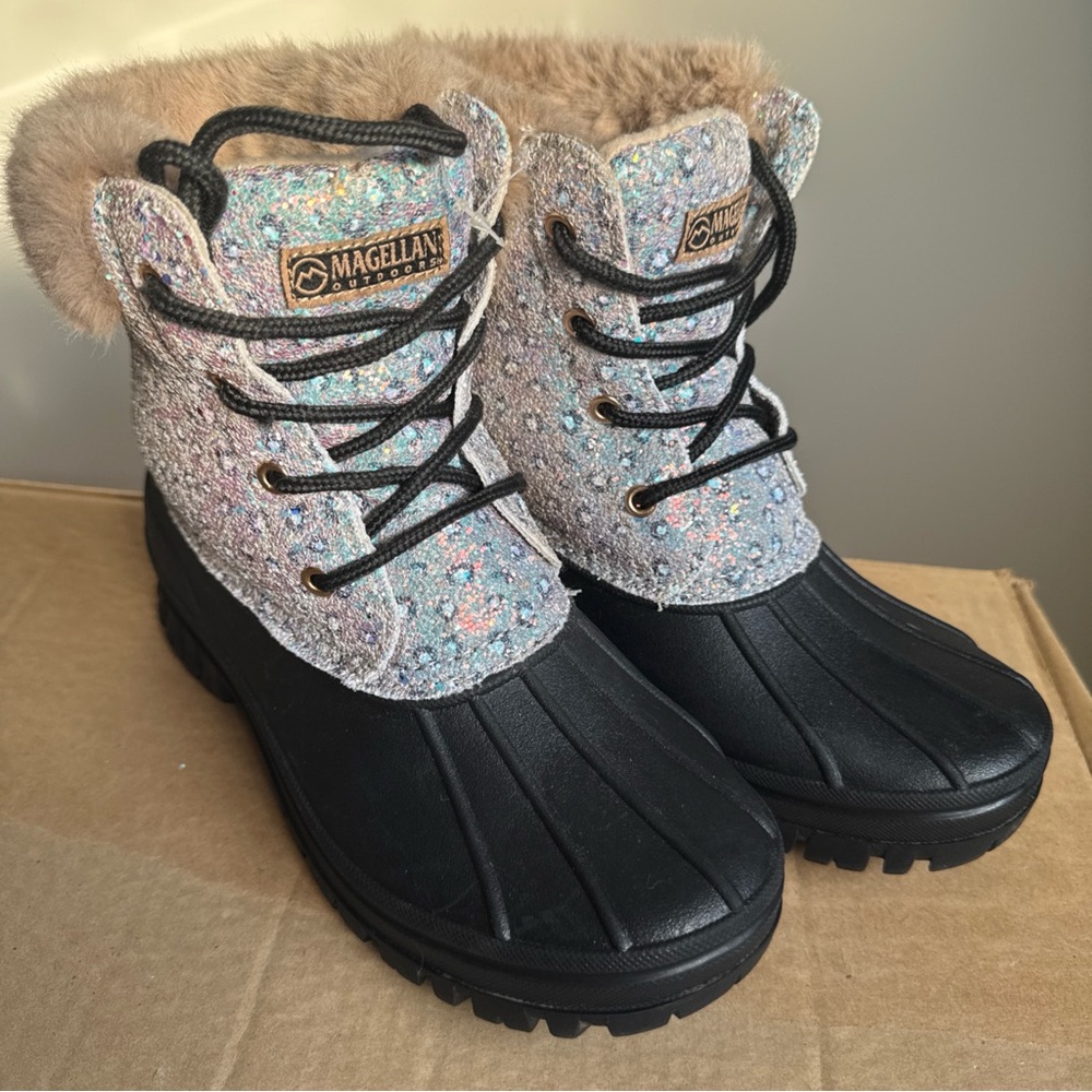 Magellan Outdoors Duck Boots Big Girls 5D Silver w/ Fur Trim Winter Snow Flaw